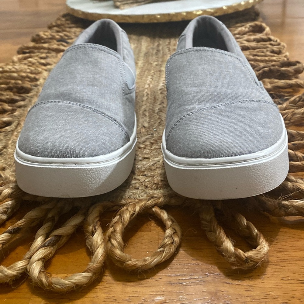 Tom’s Deion canvas slip on